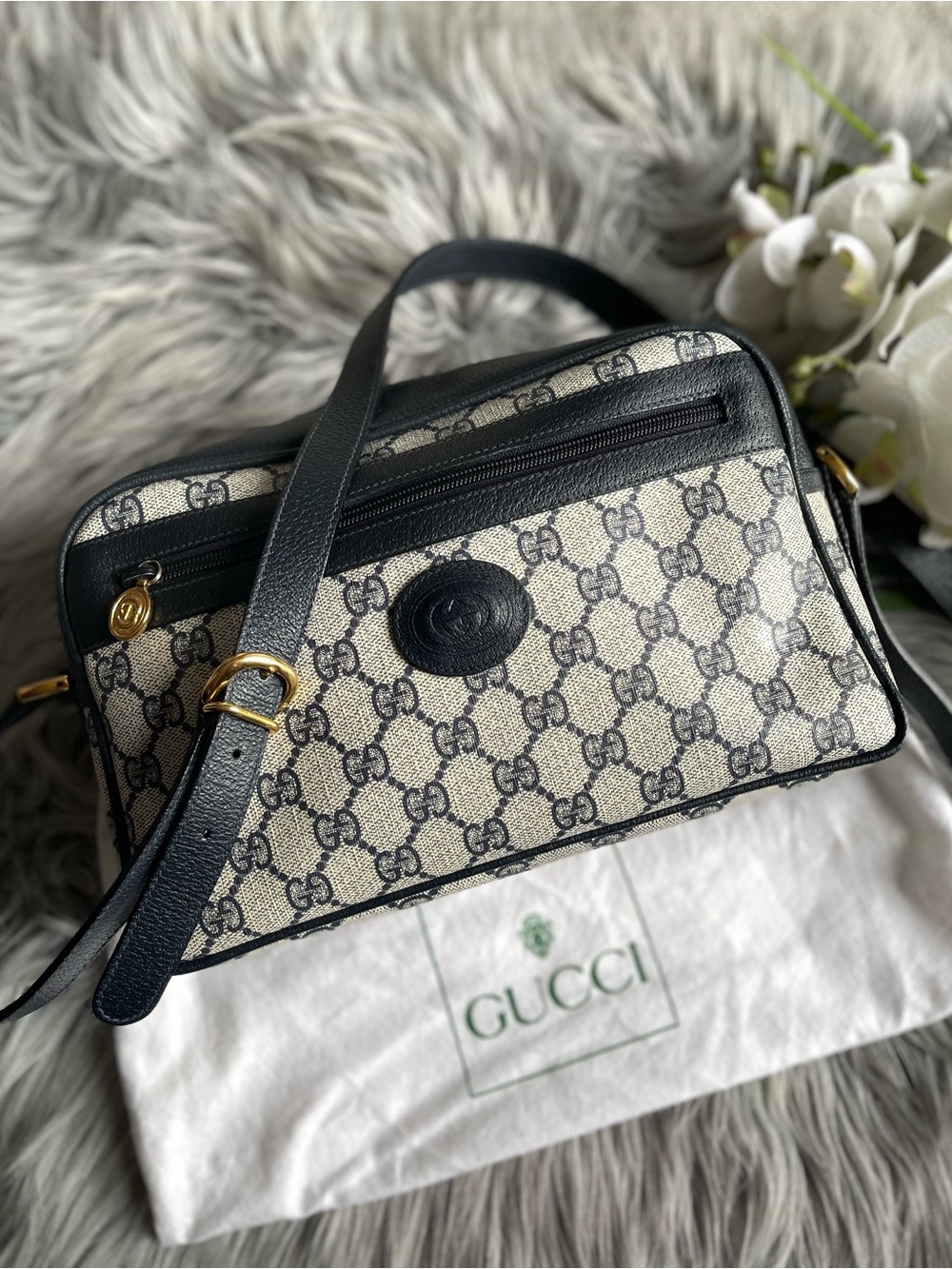 Authentic GUCCI vintage GG canvas crossbody bag 001.56.0942